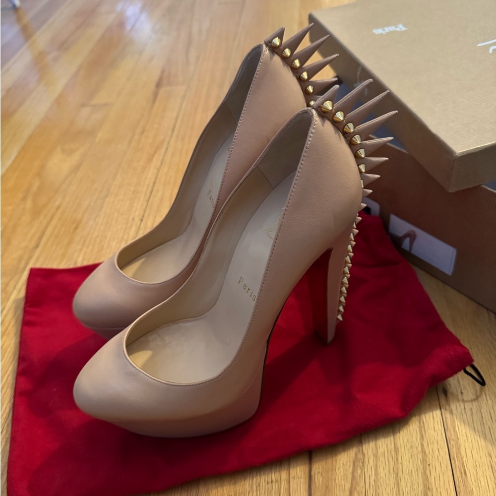 AUTHENTIC Christian Louboutin nude leather heels size 39
